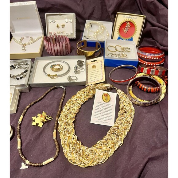 Jewelry Lot Vintage to Modern Mix 2+ lb Wearable Resale - Picture 2 of 3